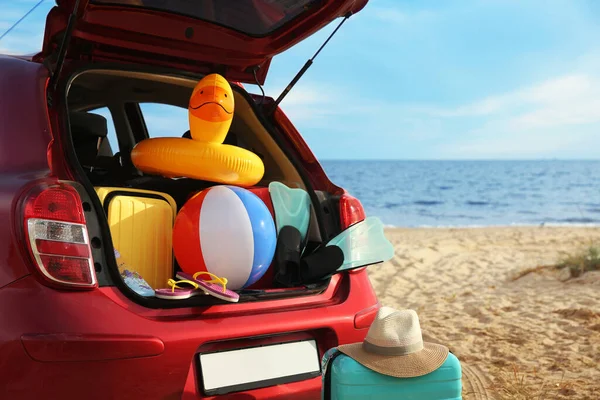 Rotes Auto Mit Gepäck Strand Sommerurlaub — Stockfoto