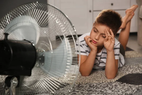 Kleine Jongen Die Thuis Last Heeft Van Hitte Voor Ventilator — Stockfoto