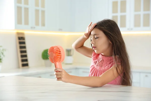 Kleines Mädchen Mit Tragbarem Ventilator Das Hause Unter Hitze Leidet — Stockfoto