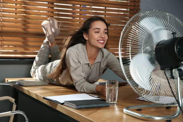Frau Genießt Luftstrom Aus Ventilator Während Sie Arbeitsplatz Auf Dem — Stockfoto