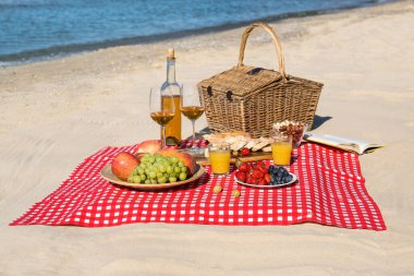 Kumsalda yiyecek ve içecekler. Yaz pikniği