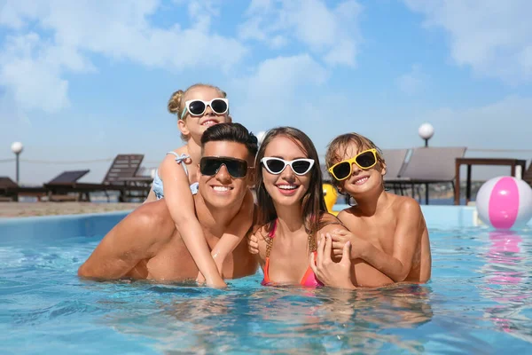 Bonne Famille Dans Piscine Extérieure Jour Ensoleillé Été — Photo