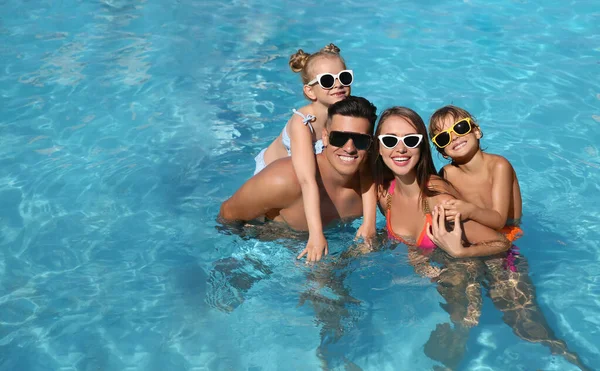 Güneşli Yaz Gününde Açık Havuzda Mutlu Bir Aile Metin Için — Stok fotoğraf