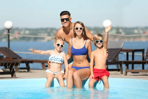 Güneşli Yaz Gününde Havuz Başında Mutlu Bir Aile — Stok fotoğraf