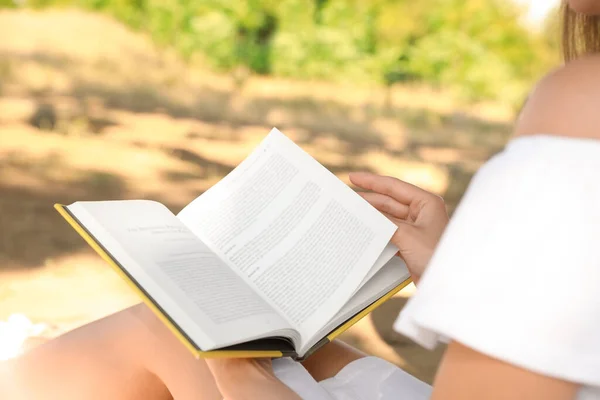 Açık Havada Kitap Okuyan Genç Bir Kadın Yakın Çekim Manzarası — Stok fotoğraf