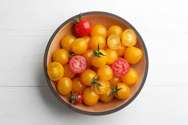 Rijp Rode Gele Tomaten Schaal Witte Houten Tafel Bovenaanzicht — Stockfoto
