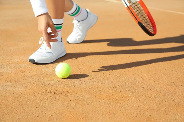 在阳光灿烂的日子 女运动员在球场上打网球 — 图库照片