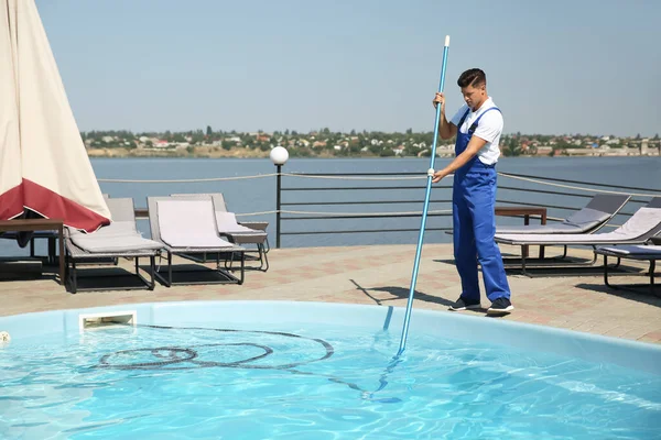 Trabalhador Limpeza Piscina Exterior Com Vácuo Subaquático — Fotografia de Stock