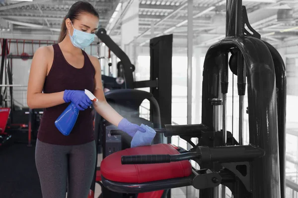 Kvinnlig Rengöring Träningsutrustning Med Desinfektionsmedel Spray Och Trasa Gym — Stockfoto