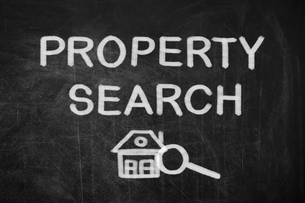 Szöveg Property Search Házzal Nagyítóval Illusztráció Fekete Táblán — Stock Fotó