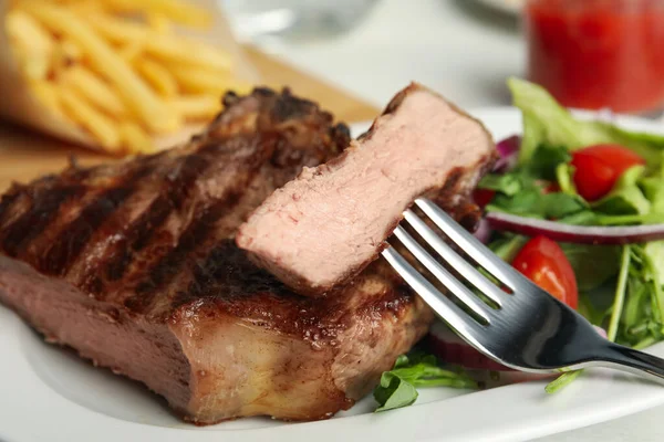 Gegrilde Biefstuk Met Verse Salade Witte Plaat Close — Stockfoto