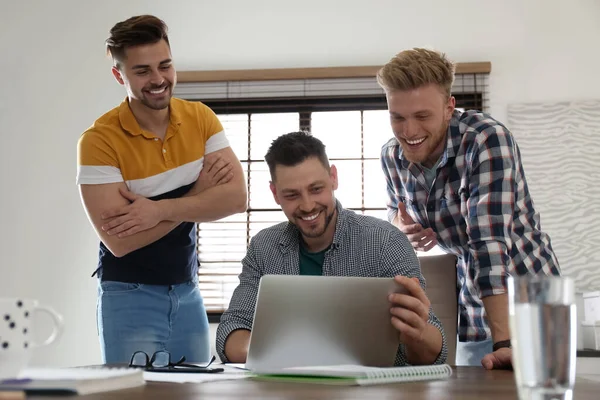 Gelukkige Vrienden Werken Samen Modern Kantoor — Stockfoto