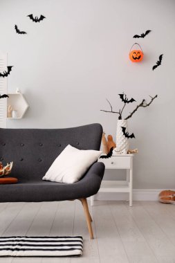 Yaratıcı Cadılar Bayramı dekoru olan şık bir oda.