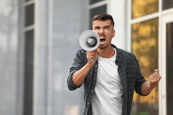 Emocjonalny Młodzieniec Megafonem Świeżym Powietrzu Przywódca Protestu — Zdjęcie stockowe