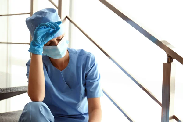 Erschöpfter Arzt Sitzt Krankenhaus Auf Der Treppe Stress Für Das — Stockfoto