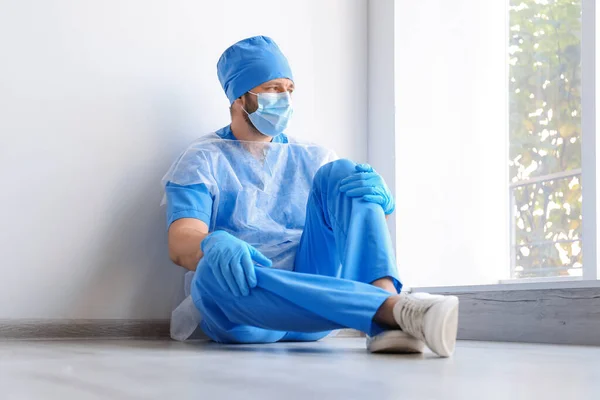 Erschöpfter Arzt Sitzt Drinnen Auf Dem Boden Stress Für Das — Stockfoto