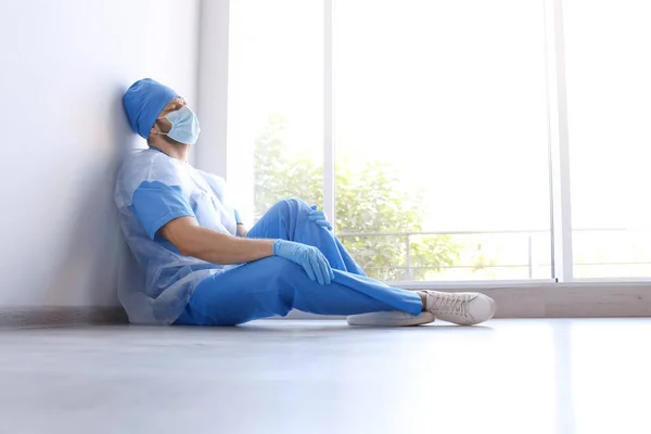 Erschöpfter Arzt Sitzt Drinnen Auf Dem Boden Stress Für Das — Stockfoto