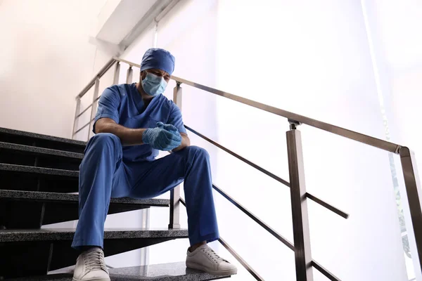 Doctor Agotado Sentado Las Escaleras Adentro Estrés Los Trabajadores Sanitarios — Foto de Stock