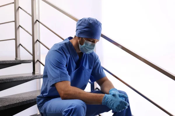 Erschöpfter Arzt Sitzt Drinnen Auf Der Treppe Stress Für Das — Stockfoto