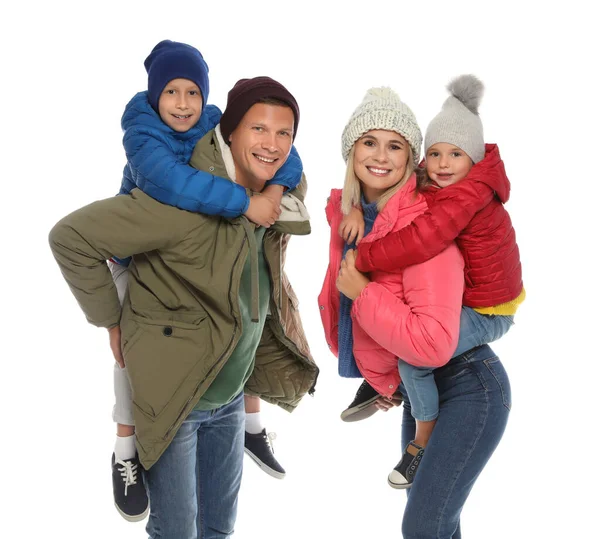 Famiglia Felice Con Bambini Abiti Caldi Sfondo Bianco Stagione Invernale — Foto Stock