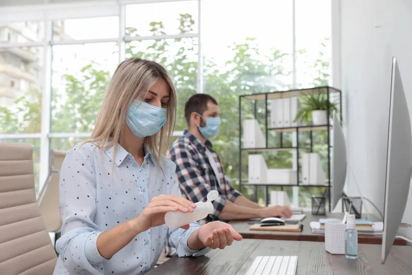 Empleado Oficina Máscara Aplicando Desinfectante Manos Lugar Trabajo — Foto de Stock