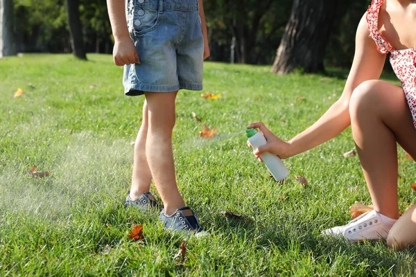 Mutter Sprüht Park Insektenschutzmittel Auf Das Bein Des Mädchens Nahaufnahme — Stockfoto