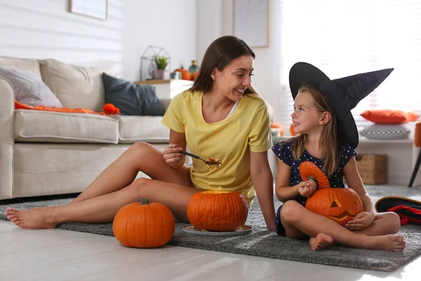 Mãe Filha Fazendo Abóbora Jack Lanternas Casa Celebração Halloween — Fotografia de Stock