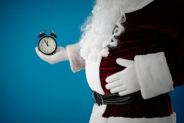 Santa Claus Sosteniendo Despertador Sobre Fondo Azul Primer Plano Cuenta — Foto de Stock