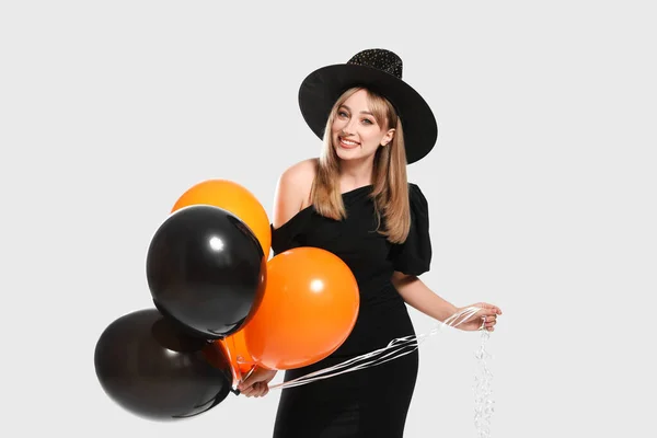 Schöne Frau Hexenkostüm Mit Luftballons Auf Weißem Hintergrund Halloween Party — Stockfoto