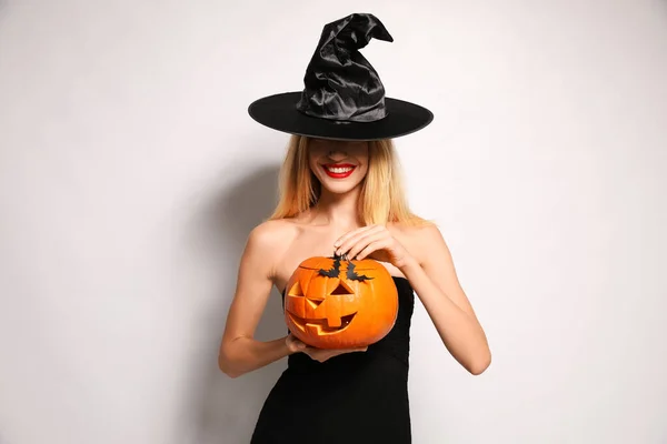 Gyönyörű Boszorkányjelmezben Fehér Hátterű Jack Lámpással Halloween Buli — Stock Fotó