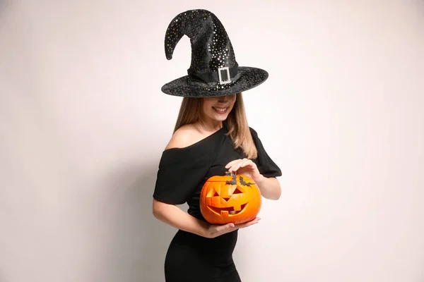 Schöne Frau Hexenkostüm Mit Laterne Auf Weißem Hintergrund Halloween Party — Stockfoto