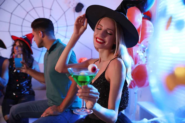 Vrouw Houdt Cocktail Met Gelei Oogballen Halloween Feest — Stockfoto