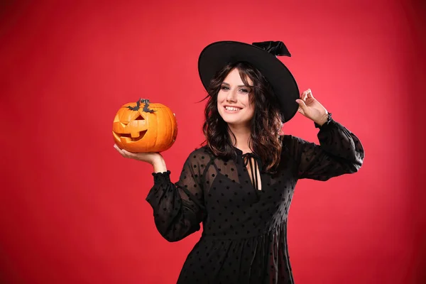 Hermosa Mujer Traje Bruja Con Jack Lantern Sobre Fondo Rojo —  Fotos de Stock