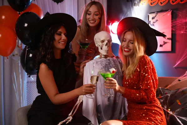 Donne Con Cocktail Vicino Allo Scheletro Alla Festa Halloween — Foto Stock