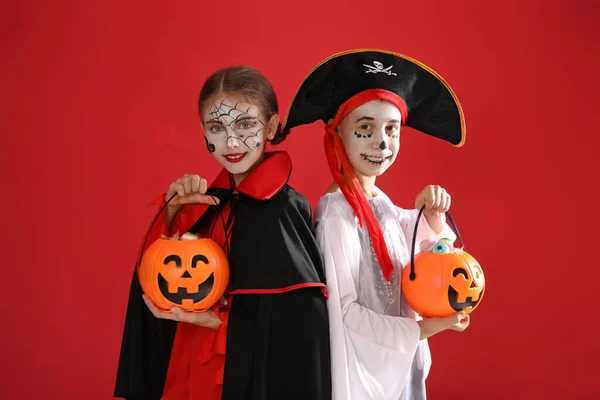 Aranyos Kisgyerekek Tök Cukorka Vödrök Visel Halloween Jelmezek Piros Háttér — Stock Fotó