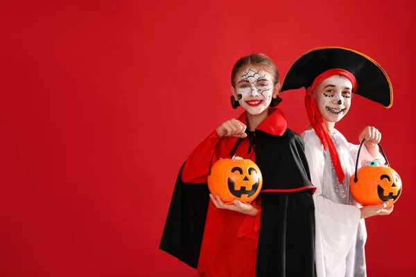 Leuke Kleine Kinderen Met Pompoen Snoepemmers Halloween Kostuums Rode Achtergrond — Stockfoto