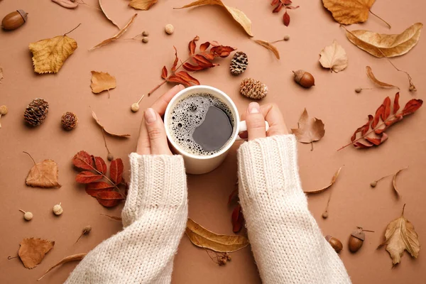 Vrouw Met Kopje Warme Drank Omgeven Door Herfstbladeren Bruine Achtergrond — Stockfoto