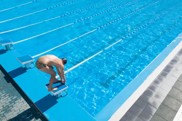 Mann Trainiert Sonnigem Tag Freibad — Stockfoto