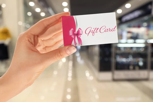 Femme Tenant Une Carte Cadeau Dans Centre Commercial Gros Plan — Photo