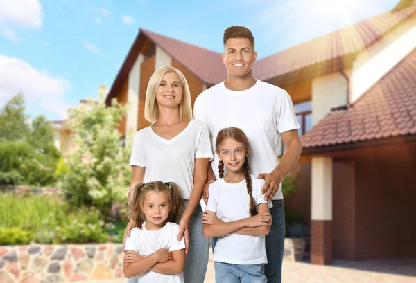 Mutlu Bir Aile Güneşli Bir Günde Evlerinin Önünde Duruyor — Stok fotoğraf