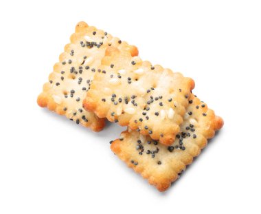 Beyaz üzerine izole edilmiş haşhaşlı krakerler ve susam tohumları.