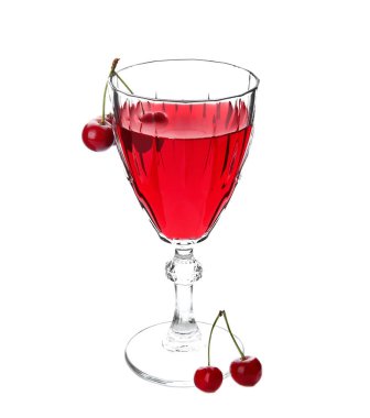 Lezzetli kiraz şarabı, olgun sulu böğürtlenler, beyaz izole edilmiş.