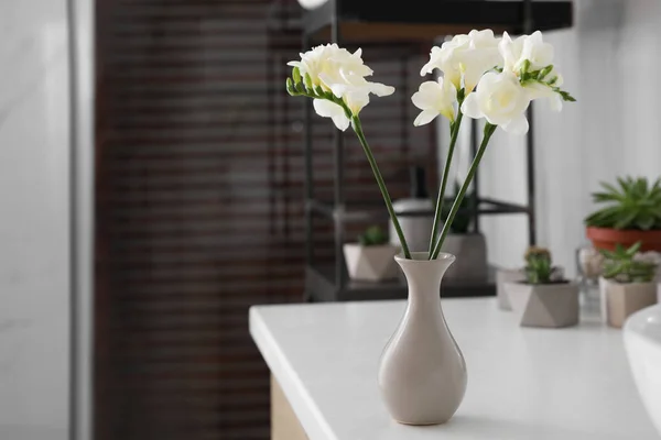 Piękne Białe Kwiaty Freesia Wazonie Stole Pomieszczeniach — Zdjęcie stockowe
