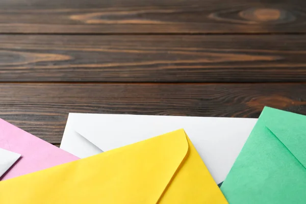 Envelopes Papel Coloridos Fundo Madeira Close Espaço Para Texto — Fotografia de Stock