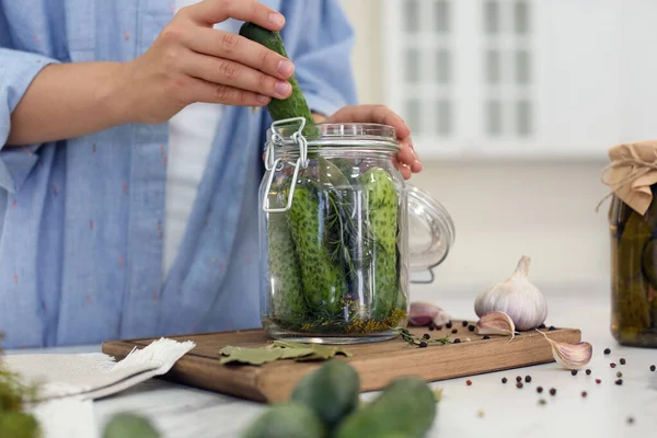 Mujer Poniendo Pepino Tarro Decapado Mesa Cocina Primer Plano — Foto de Stock