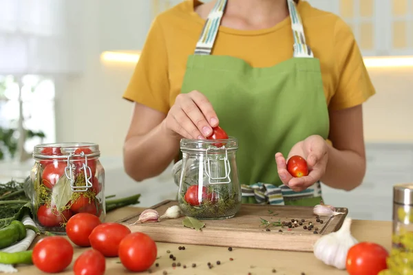 Mulher Colocando Tomates Frasco Decapagem Mesa Cozinha Close — Fotografia de Stock