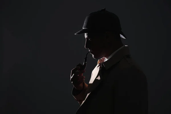 Παλιομοδίτης Ντετέκτιβ Πίπα Καπνίσματος Σκούρο Φόντο Χώρος Για Κείμενο — Φωτογραφία Αρχείου