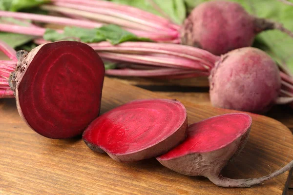 Cut Ripe Beet Wooden Board Closeup — Stock Photo, Image