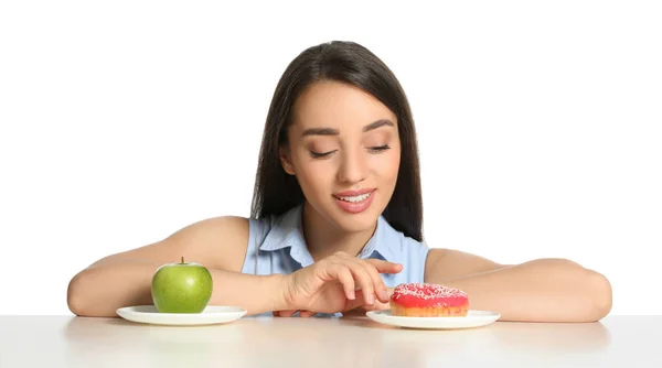 Mujer Eligiendo Entre Manzana Donut Mesa Sobre Fondo Blanco —  Fotos de Stock