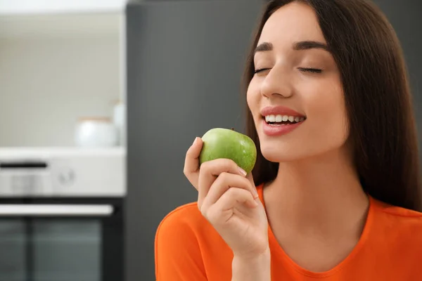 Concepto Elección Entre Comida Sana Comida Chatarra Mujer Con Manzana — Foto de Stock